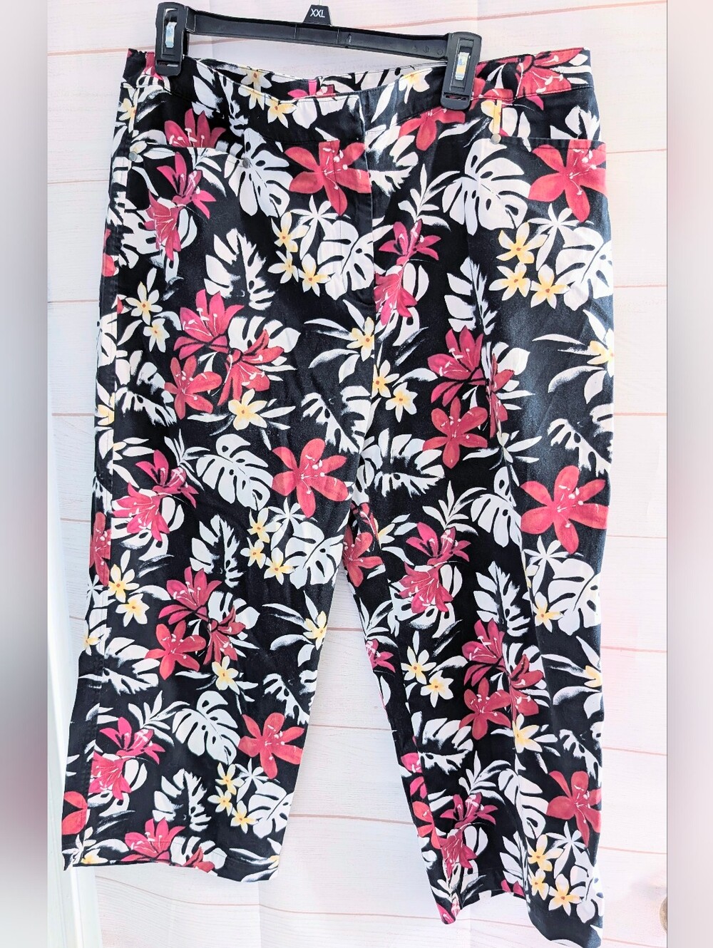 Chico's Black Capri Shorts with Red ♥️, White & Yellow Floral Print Size 18